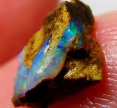 1.50 cts 天然 ボルダーオパール 原石 未研磨 鉱物標本