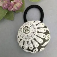 インド刺繍リボン くるみボタン ヘアゴム ホワイト大輪 カーキ
