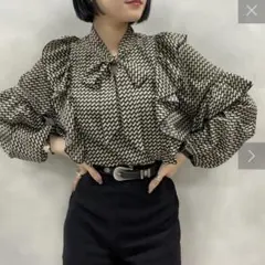 NICE CLAUP 幾何学柄ボウタイブラウスFREE 柄シャツ