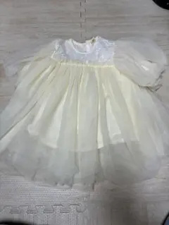 淡い黄色のベビードレス