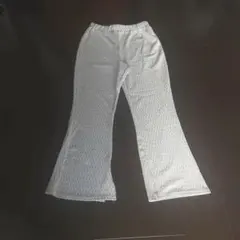 earth アイボリー フレアパンツ