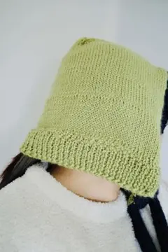 緑色ニット帽子 ネイビーと緑のストラップ付き