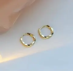 ステンレス✨つけっぱなしピアス ミニフープ ツイスト　ゴールド