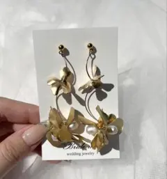 ゴールド花モチーフフープピアス