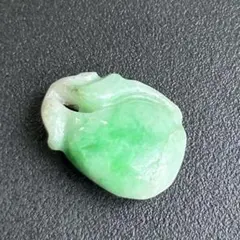 翡翠系 グリーン石 彫刻 ペンダントトップ 透光性あり ルース 石種未鑑別