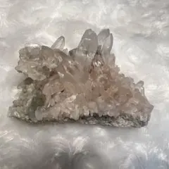 淡いピンク色の天然石水晶クラスター