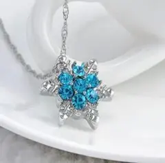 雪の結晶型ネックレス　レディース　アクセサリー　冬　可愛い　濃い青