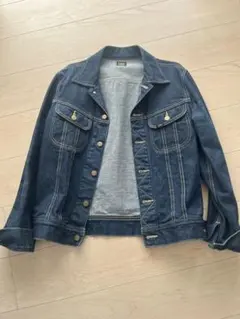 LeeのRIDERSになります。 サイズはMで短丈です。 ほぼ新品になります。