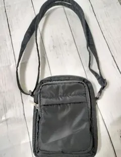 スリーコインズ☆ブラック☆ナイロンのショルダーバッグ