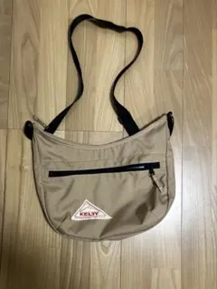 【KELTY】カーブ ショルダーバッグ、ボディバッグ、ベージュ、コーデュラ