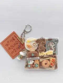 ガチャ詰めポーチ　カフェ気分　スヌ