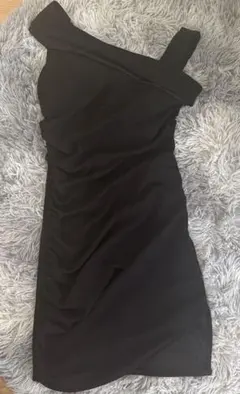 オフショルダー黒タイトドレス