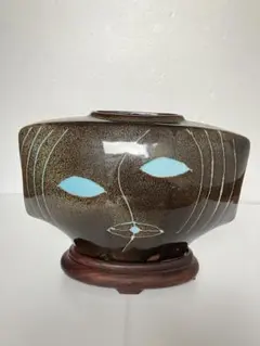 昭和レトロ　陶器製花瓶 青い目のデザイン　台座付き