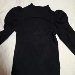 パフスリーブ リブニット　長袖セーター　黒　首元が開いたデザイン