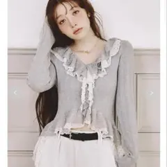 タグ付き Lily Brown ボリュームフリルニットトップス