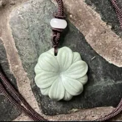 ミルキーなブルーグリーンの花びらのペンダント