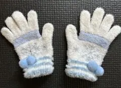 フワフワの白と水色の手袋
