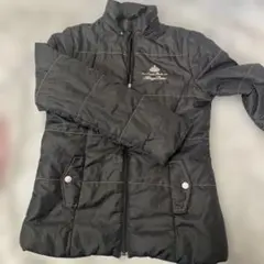 ブラックダウンコート刺繍ロゴ付き