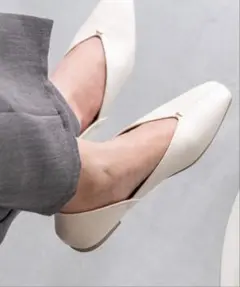 welleg Vカット ゴールドアクセントパンプス　アイボリー　24cmのサムネイル