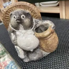 狸の陶器置物 壺付き　商売繁盛 縁起物　ツボの穴にペンなど立てれますのサムネイル