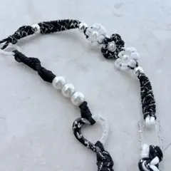 ラメブラックのスマホショルダーストラップ｜長さ調整可能　レジンパーツ付き