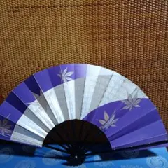 舞扇子 紫色と白色の葉模様