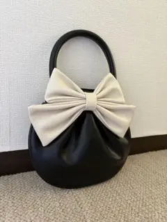 リボン付き黒ハンドバッグ