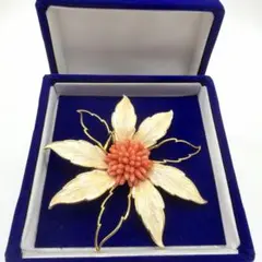 本珊瑚（サンゴ）使用した花をモチーフのブローチ