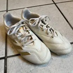 adidas Predator ホワイトスパイクシューズ（サイズ22）