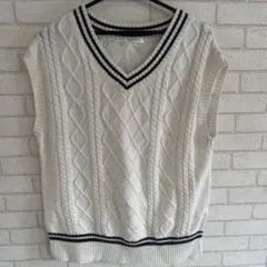 ホワイト Vネック ケーブルニットベスト
