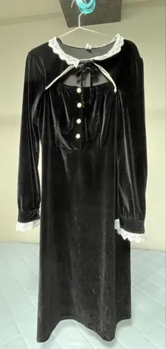 黒いベルベットのワンピース