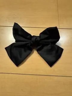 黒のリボン型ヘアクリップ