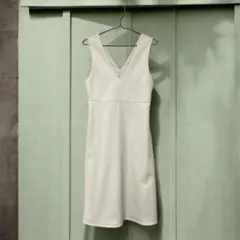 GU Vネックワンピース　オフホワイト