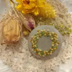 ミモザのリース　ハンドメイド　刺繍ブローチ