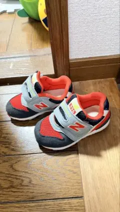New Balance キッズスニーカー グレー/レッド