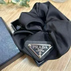 プラダ　ブラック シュシュ 三角ロゴ ヘアアクセサリー 　PRADA　ヘアゴム