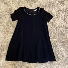 組曲　紺色ワンピース　袖レース　襟元パール　Aライン