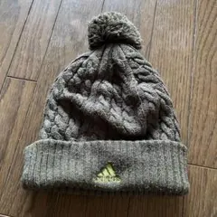 adidas ケーブル編みポンポン帽子 オリーブグリーン