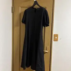 黒のVネックパフスリーブワンピース