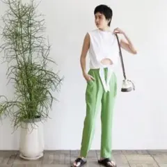 新品タグ付き　センタープレススリムライトパンツ　グリーンティーのサムネイル