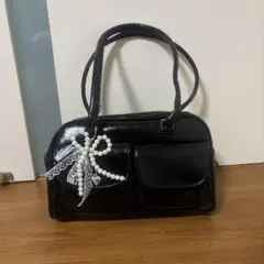 ブラック ショルダーバッグ パールリボン付き