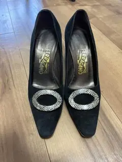 サルヴァトーレフェラガモ 黒 スエード パンプス バックル付き 6½C