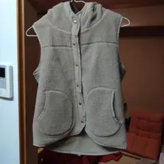 ベージュ フード付き ボアニットベスト