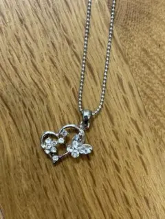 ハート型　花と蝶　デザインネックレス