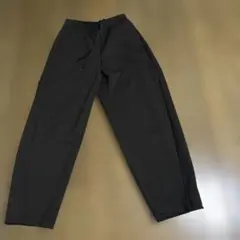 UNIQLO黒バレルパンツ