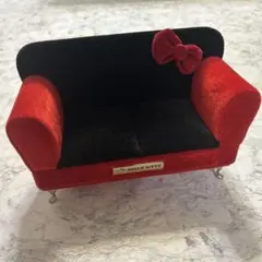 ハローキティ　ラグジュアリーソファー型ジュエリーボックス　レッド　赤