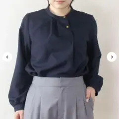 【美品】スリークォーター M バンドカラーブラウス 金ボタン 長袖 ネイビーのサムネイル