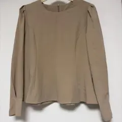 ベージュ 長袖 トップス　ベルト付き