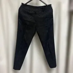 黒のパターン入りスリムフィットパンツ
