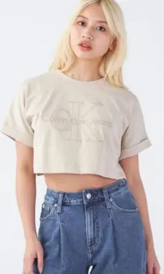 カルバンクライン CK エンブロイド モノグラムロゴ クロップド Tシャツのサムネイル